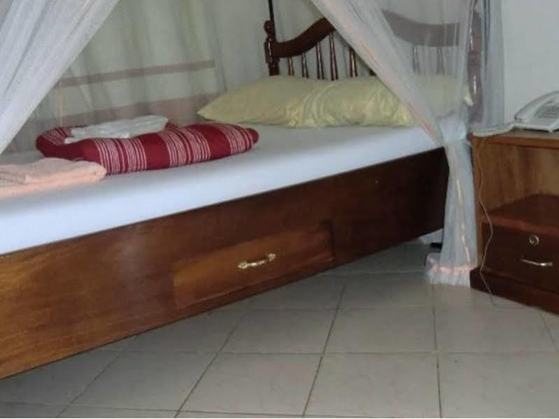 Keba Inn Lyamutundwe Ngoại thất bức ảnh
