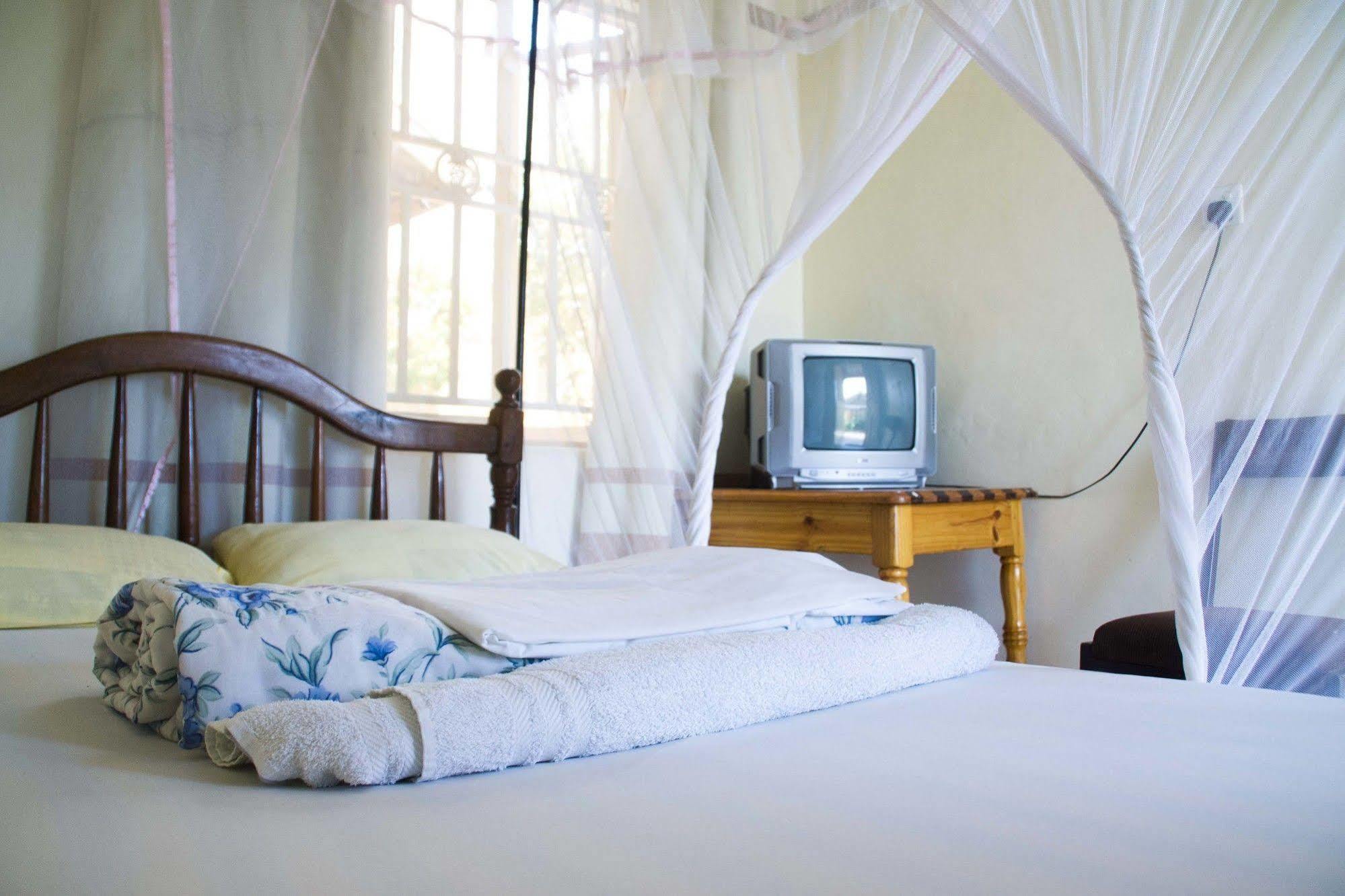 Keba Inn Lyamutundwe Ngoại thất bức ảnh